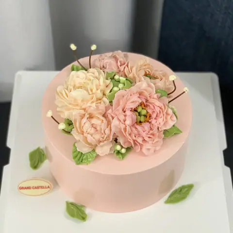 Hình bánh kem bơ Pháp Grand Castella 300